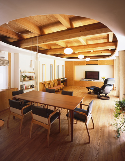 大らかな木組みの天井と漆喰壁が心安らぐリビングにしている